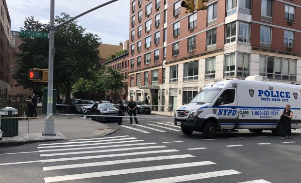 NYPD mengamankan lokasi penembakan di W. 118th St. dan Frederick Douglass Blvd. di Harlem, tempat seorang pria tewas pada 2 Juli 2024. (Kerry Burke / New York Daily News)