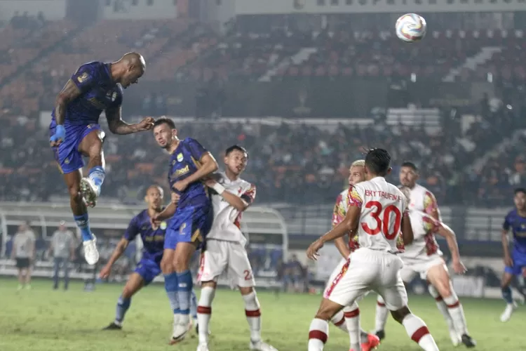 Persib Bandung gagal melenggang ke semi-final setelah dikalahkan Persis Solo, 0-1 pada pertandingan pamungkas fase Grup A Piala Presiden 2024 di Stadion Si Jalak Harupat, Kabupaten Bandung, Kamis (25/7/2024) (Darma Legi/Koran Gala)