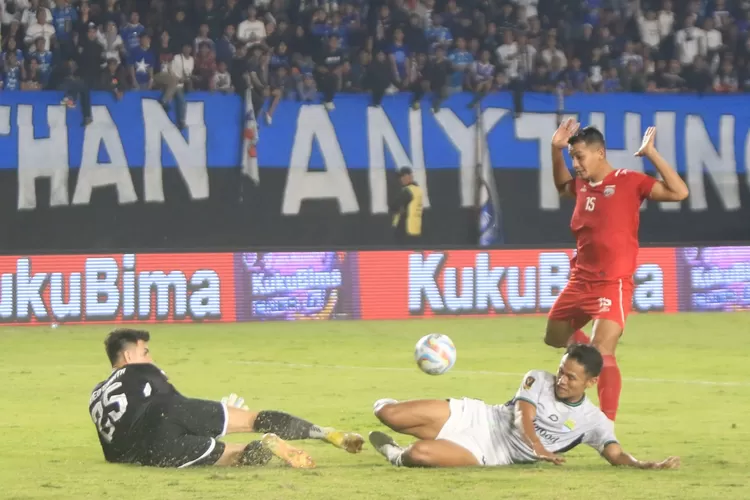 Persib Bandung wajib menang saat menghadapi Persis Solo di Stadion Si Jalak Harupat, Kabupaten Bandung, Kamis 25 Juli 2024. (Darma Legi/Koran Gala)