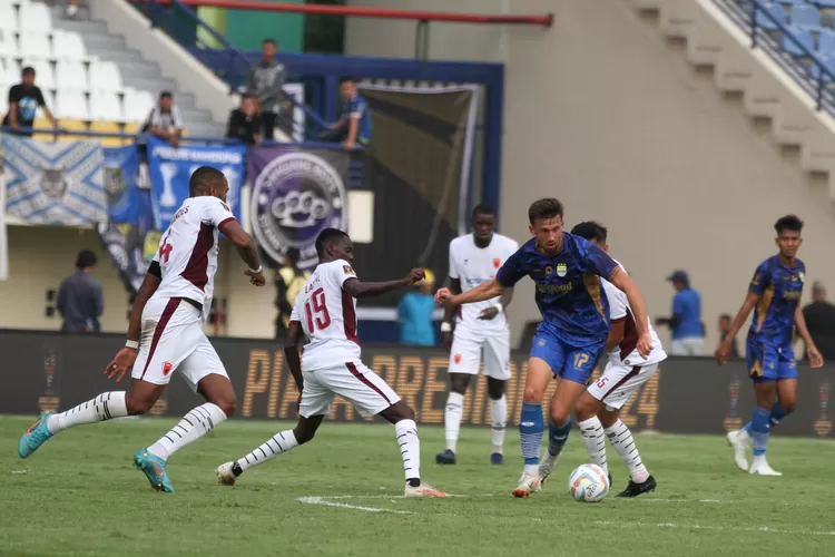 Persib Bandung menjadikan pertandingan di Piala Presiden 2024 melawan tim tamu Borneo FC sebagai ajang mencoba pemain. (Darma Legi/Koran Gala)